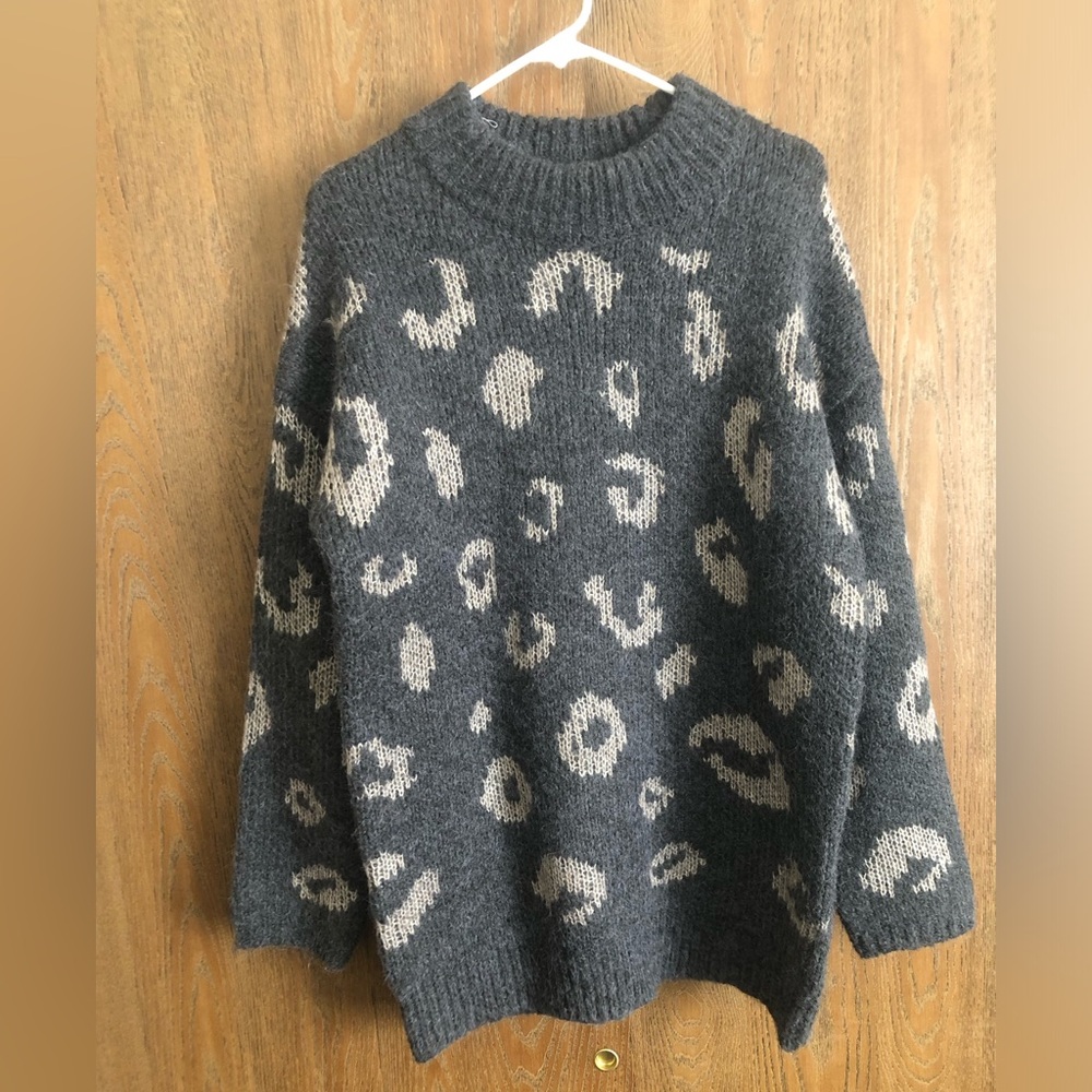 NWT Universal Thread mock neck sweater
Size medium
